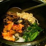 韓のおしり - ハーフ&ハーフセットの石焼ビビンバ