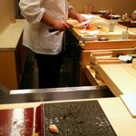 鮨舳 - 黙々と仕事をするご主人