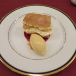metro cafe でぐち弐番 - 桃のミルフィーユ　バニラのアイスクリーム添え