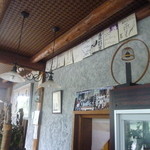 レストラン 最高地点 - 有名人のサイン色紙も飾られています