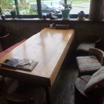 レストラン 最高地点 - 一枚板の大きなテーブル