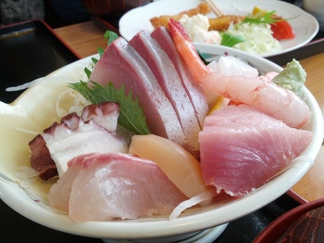 瀬戸内の地魚と香川名物骨付鳥 かね荘 カネソウ 琴電志度 魚介料理 海鮮料理 食べログ