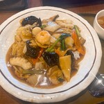 三宝亭 - 具材はえび、いか、たけのこ、キクラゲ、ウズラの卵、にんじん、白菜等。優しく旨味の餡で包まれてます。