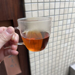 とんかつ ここまでやるか。 - ルイボスティー　(待ってる間に頂きました)