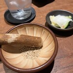 とんかつ ここまでやるか。 - ごま