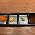 とんかつ ここまでやるか。 - パプリカソース、辛子(マスタード＋和からし)、わさび、だし醤油