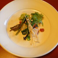 ろあん松田 篠山店 - 前菜盛り合わせ(えのき茸、しいたけ、野草、たんぽぽ、スイバ(オゼイユ)、にんじん、カブラ、蕎麦の実、山椒オイル)
