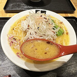 超純水採麺 天国屋 - 「地鶏パイタンらーめん（味噌）」は「鶏白湯」と「鶏清湯」の中間的なスープ