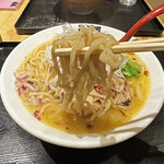 超純水採麺 天国屋 - 麺は中太の縮れ麺
