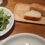 Restaurant & Cafe EUR - 【2014.6】ランチ（ロ）上　自家製フォカッチャ　左　サラダ