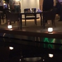 カフェトスカ - 脚の位置が広くて夜景が少し見にくいテーブル席