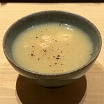 すが弥 - 蛤のクリームシチュー　シ舎利入り。上品なコンソメから舎利の酸が効いてくるまでの変化が楽しい。