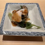 すが弥 - ツブ貝とザーサイの胡麻和え　柴麻醬ソース。完全に中華。洋食も中華もどこで修行したんでしょう？