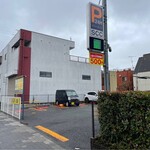 メヂカそば 吟魚 - 日野バイパスに出て、モノレールをくぐった先に有料駐車場がある。ここまで歩いて５分掛からない。