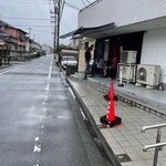 メヂカそば 吟魚 - 帰り、既に14:20過ぎ、店外にまだ３名待ち。