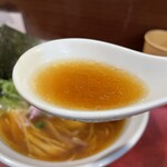 メヂカそば 吟魚 - 本日の煮干しのメヂカ醤油のスープ