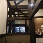 鰻の成瀬 - 太い梁の吹き抜けの重厚感！
