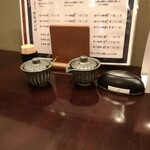 鰻の成瀬 - テーブルには、山椒と追いたれが用意されてます！