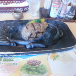さわやか 富士鷹岡店 - 調理場で焼かれたハンバーグがテーブルに