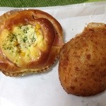 ヒヨシヤ - コーンハムパン１４０円カレーパン１５０円