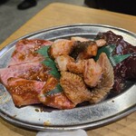 焼肉 八廣 - カルビ、クロ(ハチの巣とミノの間)、レバー