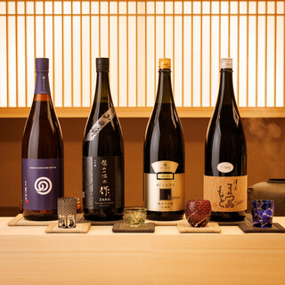 季節の日本酒や焼酎はもちろん、意外にも合うワインも揃い踏み