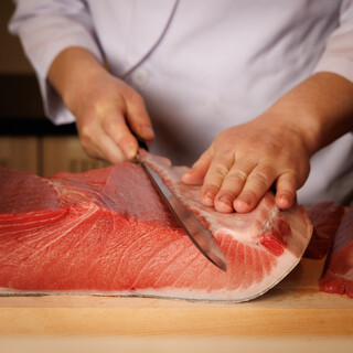 《こだわり抜いた素材の数々》米・酢・豊洲市場の新鮮なネタ