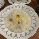 トマト - ご飯には何かとチーズがのってます。