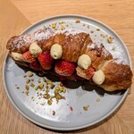 sinoa - イチゴとピスタチオクリームのクロワッサンサンド