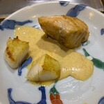 ステーキハウス岩下正明 - ホタテとサーモンのウニソース。こちらも半人前