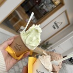 Gelateria Yawn - Mサイズダブル（アンデスメロン&サワーミルク）¥680