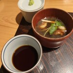 玄水 - そばは、鴨汁、胡桃だれから選べます。あとは蕎麦つゆ、大根搾り汁がデフォでついてきます。