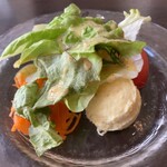 292497982 - サラダの人参はとっても甘くドレッシングも美味い。何よりポテトサラダがお気に入り。