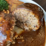 292497977 - 肉の旨みたっぷりのハンバーグと特製のデミグラスソースとのバランスが絶妙で美味しい。