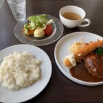 292497974 - 海老フライとデミグラスハンバーグ。セット内容は、ライス、サラダ、スープ付き。
