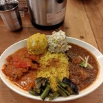 レインボウスパイス - ランチタイムダブルカリー（野菜マサラ＋ポークビンダルー）＋ポテサラ＆コールスローの究極コンビ(^O^)