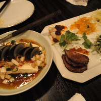 白碗竹快樓 赤坂店 - ピータン豆腐・前菜盛り合わせ