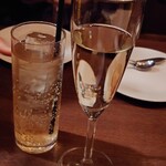 292500260 - 左ジンジャーエール、右スパークリングワインで乾杯