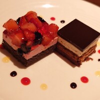 フレンチレストラン ホンダ - 左:ベリーのムースケーキ　右:オペラ