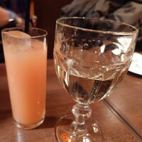 フレンチレストラン ホンダ - 左:グレープフルーツジュース　右:白ワイン