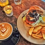 バーガーマニア - テーブルライトの揺らめきが良い雰囲気、ライティングにも良い味に