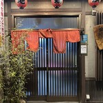 炭火焼鶏 吉松 - 炭火焼鶏　吉松さん。18:30過ぎには看板は消えて暖簾は上がっていた。売り切れのサイン。