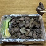 炭火焼鶏 吉松 - 備え付けのレモンがまたこの地鶏の旨さを引き立ててくれる。
