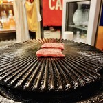 焼肉 ハラミ馬鹿 - 上タン 真ん中に置いて脂は流れる鉄板
