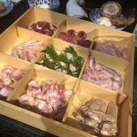 焼鶏あきら 中目黒本店 - 仕切り付きのボックスに入った鶏肉たち。これで6人前の盛り合わせ。