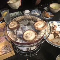 焼鶏あきら 中目黒本店 - 椎茸などの野菜も七輪で焼きます。
