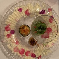 モナリザ 丸の内店 - 友人の皿とお花が違う！　こちらは白いお花がメインです。