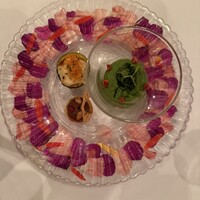 モナリザ 丸の内店 - ガラスのお皿の下に生花をちりばめてデザインしたお皿