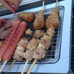 プールサイドBBQ - 串フランク・焼き鳥・つくねを焼き焼きしてます