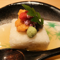 十三蔵 - 先付～長芋のすり流しと荒く叩いて固めた長芋のようかんを、酒蒸した生ウニ、
                  ココの実、黒キャビア、穂紫蘇（しその若い花穂）、木の芽、ワサビとともに